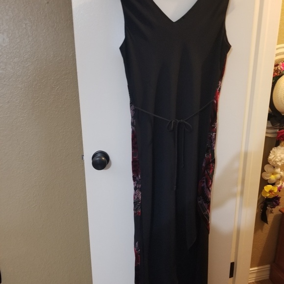 Sleeveless dress with veil front and velvet print - Picture 2 of 3